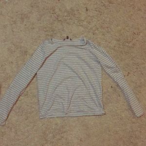 I am selling a shirt longsleeved